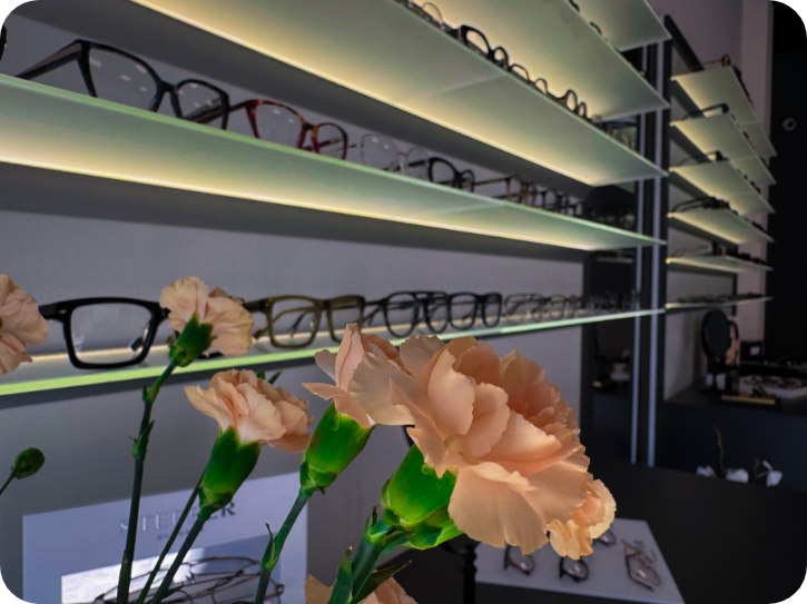 Półka z okularami w salonie optycznym
